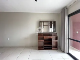 Ambiente interno com piso de cerâmica e paredes claras.