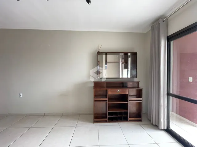 Ambiente interno com piso de cerâmica e paredes claras.