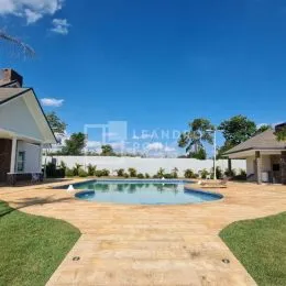 Foto da área externa com piscina e jardim de uma propriedade em Lajeado.