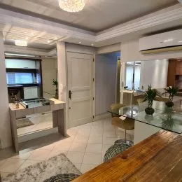 Interior de uma sala com piso de cerâmica e teto de gesso em um imóvel em Lajeado.
