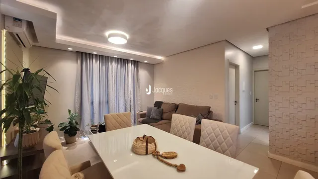 Sala de estar moderna com sofá e mesa de jantar em um imóvel no Brasil.
