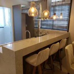 Vista de um balcão de cozinha com bancada clara em um imóvel em Lajeado.