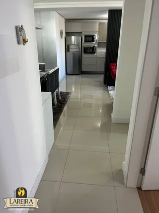 Corredor que leva à área da cozinha da propriedade.
