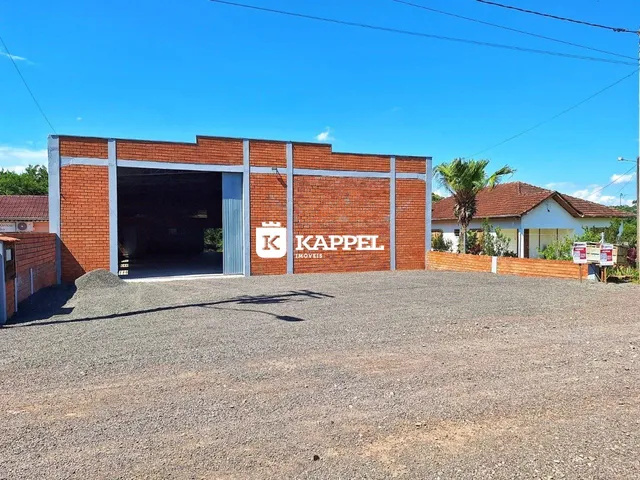 Fachada de um prédio com alvenaria de tijolos vermelhos em Lajeado, Brasil.