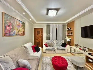 Sala de estar com sofá e decoração em ambiente claro.