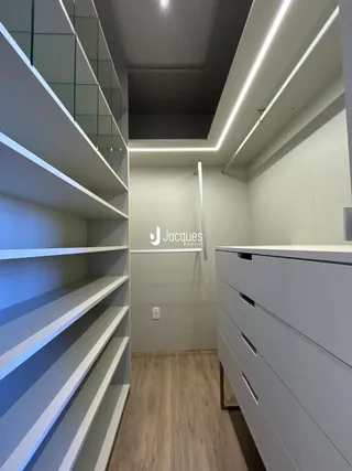 Hall de entrada moderno com piso de madeira e armários embutidos.
