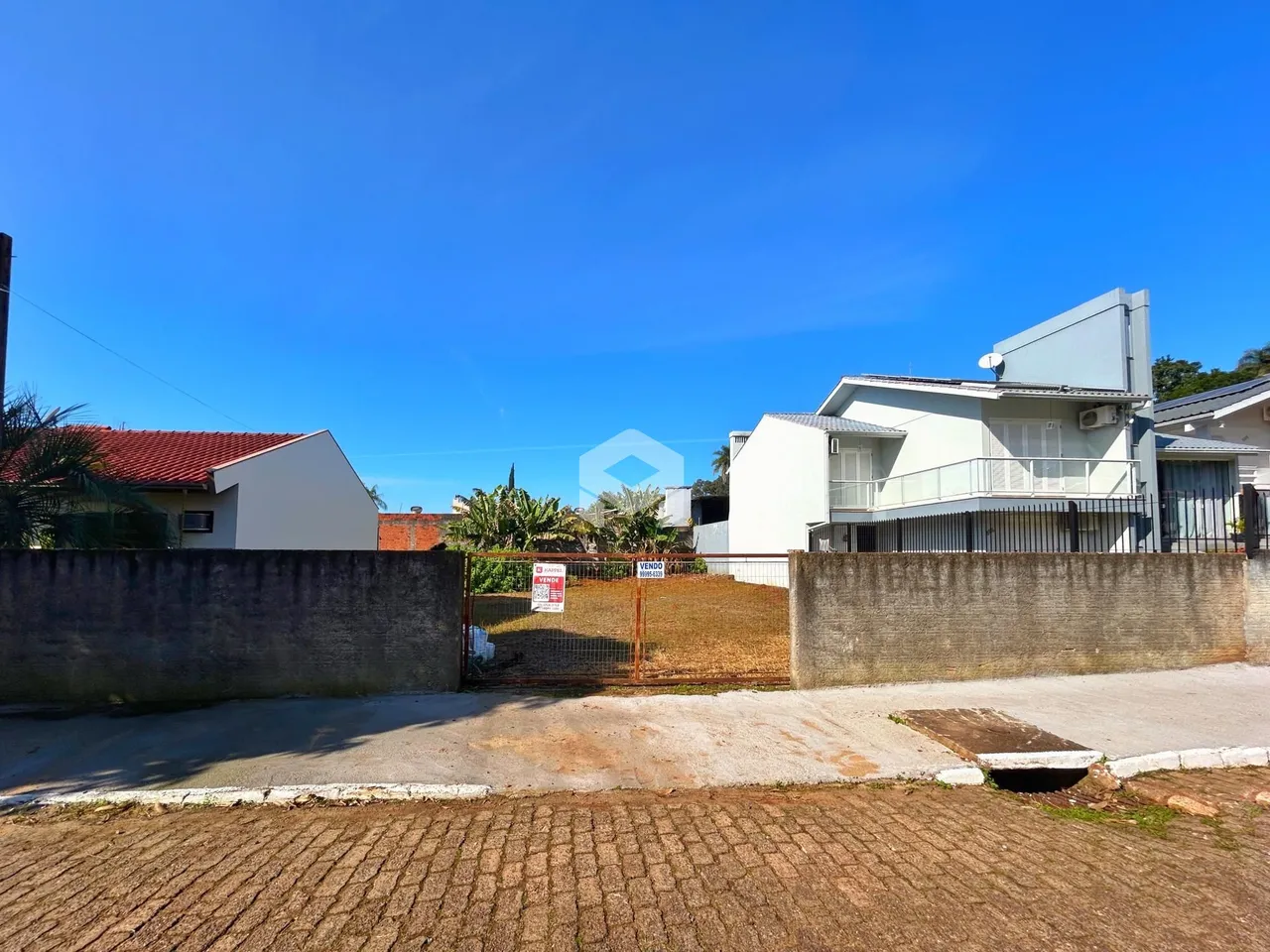 Vista externa de uma residência com cerca e portão em Lajeado, Brasil.