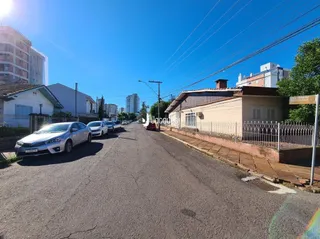 Vista da fachada de casas em uma rua residencial em Lajeado, Brasil.