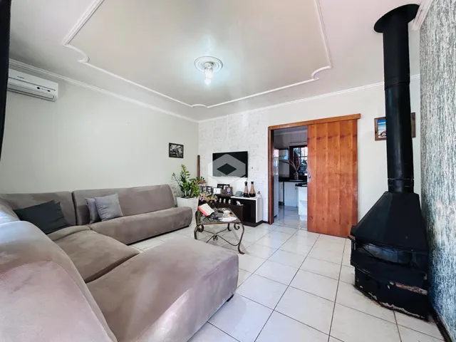 Sala de estar com sofá e lareira em um imóvel no Brasil.