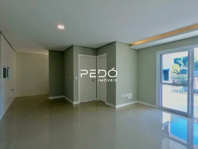 Ambiente interno de uma sala com piso claro e paredes neutras.