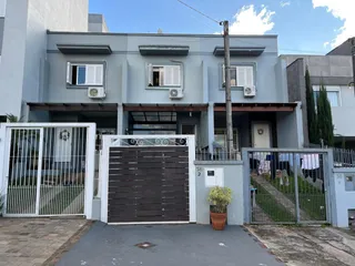 Foto da fachada de uma residência em Lajeado, Brasil, mostrando o portão e a entrada.