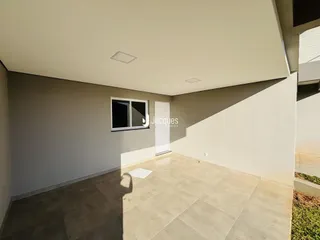 Vista interna de uma área com piso de cerâmica clara e paredes brancas.