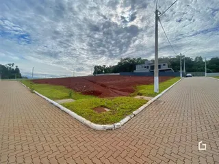 Vista externa de um terreno com área gramada e terra exposta em Lajeado.