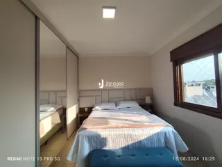 Quarto com cama de casal e janela em um imóvel no Brasil.