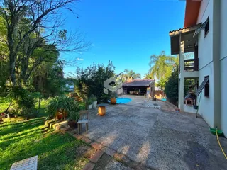 Vista externa de uma propriedade com jardim e piscina em Lajeado.
