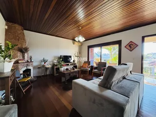 Sala de estar com piso de madeira e lareira em Lajeado, Brasil.