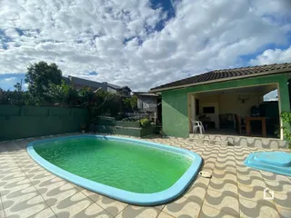 Foto da área externa com piscina e pátio de uma residência em Lajeado.