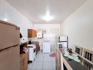 Foto de uma cozinha com armários de madeira e piso de cerâmica.
