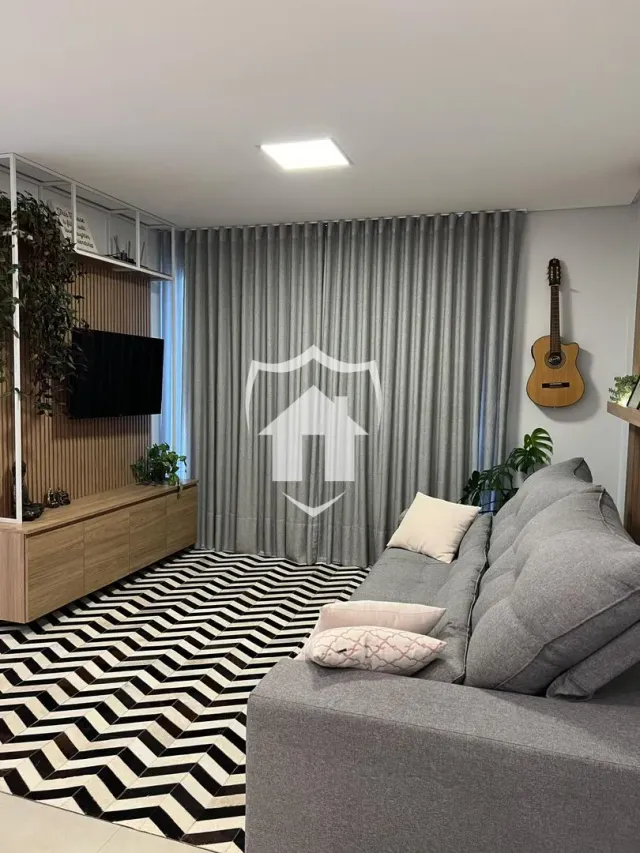 Sala de estar com sofá cinza e decoração moderna.