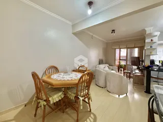 Foto de uma sala de jantar com mesa de madeira em um imóvel em Lajeado.