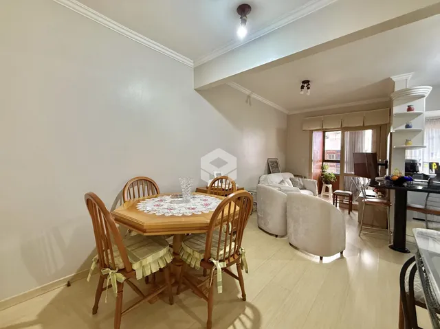 Foto de uma sala de jantar com mesa de madeira em um imóvel em Lajeado.