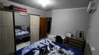 Quarto com cama e armários de madeira.