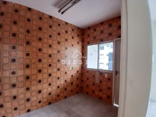 Interior com paredes revestidas de azulejos alaranjados e piso claro.