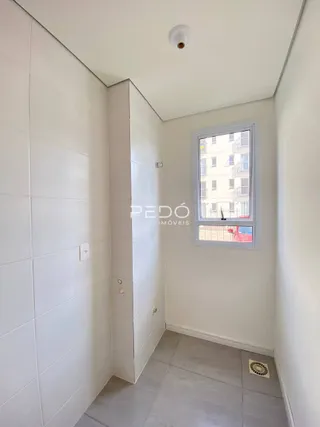 Foto de um corredor interno de uma propriedade.