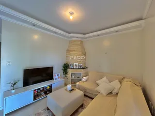 Sala de estar com sofá e lareira em um imóvel no Brasil.