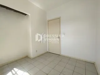 Vista interna de um ambiente com piso de cerâmica.