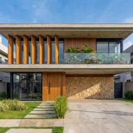 Fachada moderna de um imóvel com revestimento de madeira e varanda em Lajeado, Brasil.