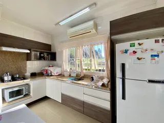 Vista da cozinha e sala de jantar de uma residência em Lajeado, Brasil.