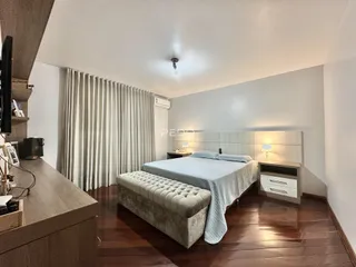 Quarto com cama e decoração moderna em madeira.