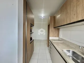 Hall de entrada com piso de cerâmica claro.