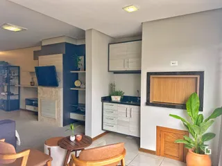 Ambiente interno de sala de estar e cozinha em um imóvel no Brasil.