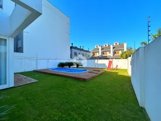 Foto de um quintal com piscina e deck em Lajeado, Brasil.