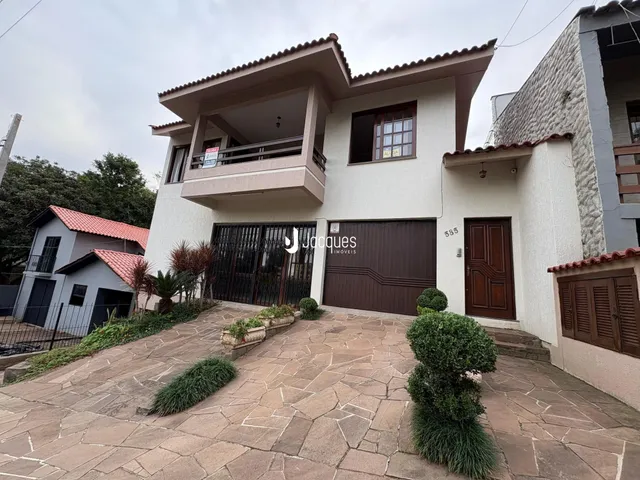 fachada de casa em Lajeado, Brasil com jardim e entrada pavimentada