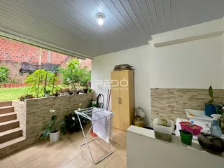 Vista de uma área comum com jardim e parede de tijolos em Lajeado.