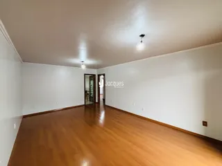 Sala de estar com piso de madeira polida.
