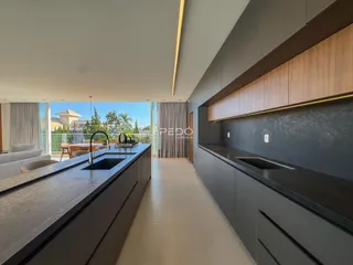 Vista da cozinha moderna com grandes janelas em Lajeado, Brasil.