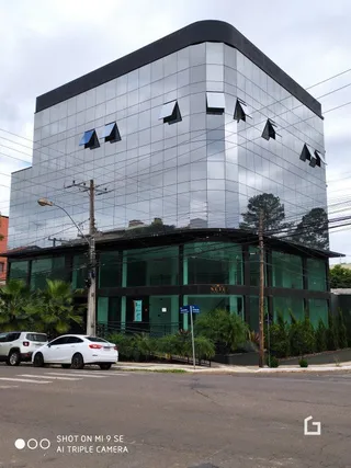 Fachada de um prédio moderno com revestimento de vidro em Lajeado.