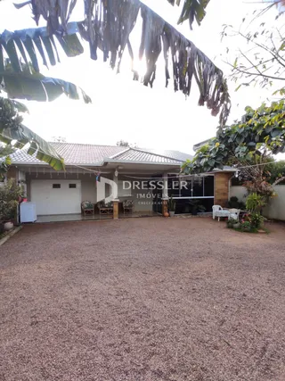 Fachada de uma casa em Lajeado, Brasil, com área externa de cascalho.