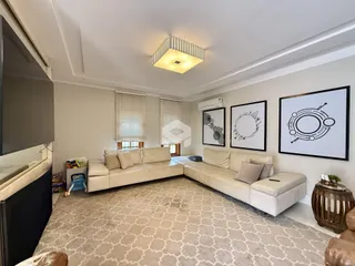 Sala de estar com sofá e decoração moderna em um imóvel no Brasil.