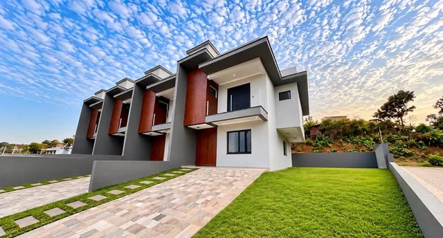 A fachada moderna de uma casa em Lajeado, Brasil, com jardim e calçada.