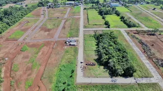Vista aérea de um terreno rural com estradas de terra e áreas de vegetação.