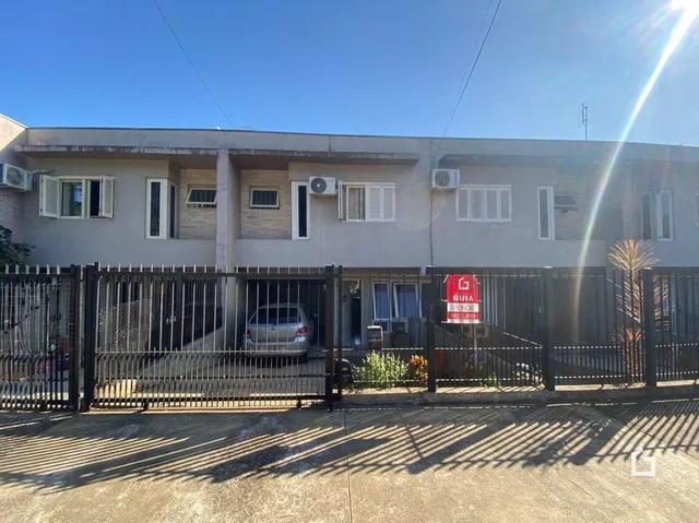 Fachada de um imóvel residencial em Lajeado, Brasil, com cerca de ferro.