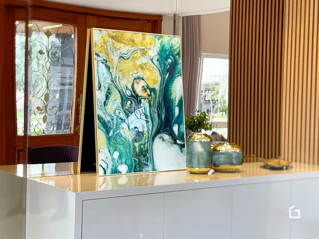 Vista de um ambiente interno com portas de madeira e uma pintura grande.