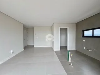 Vista de um corredor interno com piso de cerâmica clara.