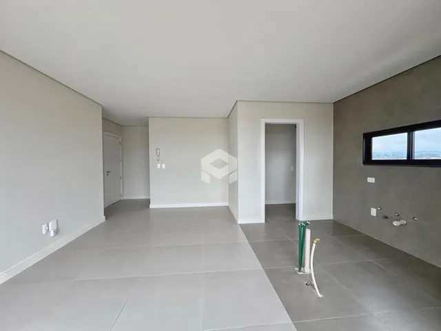 Vista de um corredor interno com piso de cerâmica clara.
