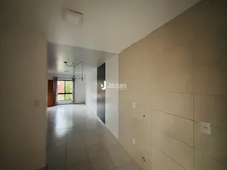 Corredor interno de um imóvel com piso cerâmico.